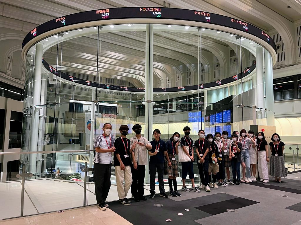 真夏の社会科見学 で裁判所 証券取引所 投資会社を訪問しました ドルトン東京学園 中等部 高等部 真夏の社会科見学 で裁判所 証券取引所 投資会社を訪問しました ドルトン東京学園 中等部 高等部