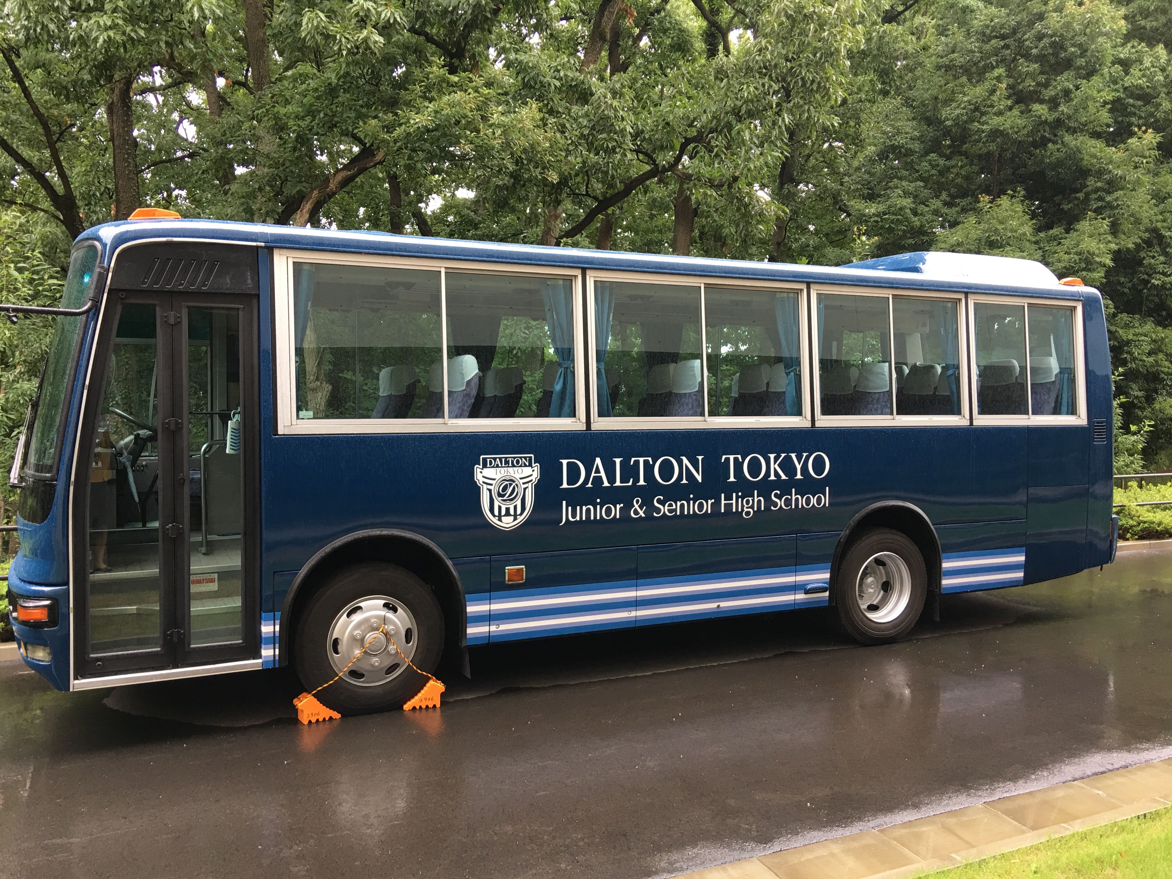 学校生活 行事 スクールバスのルートとデザインをリニュアルしました ドルトン東京学園 中等部 高等部